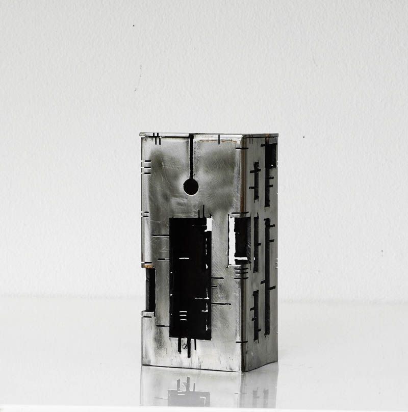 Sculpture de JEROME POUMES a pour titre Building 28 style graphique dim : JEROME POUMESprix:450