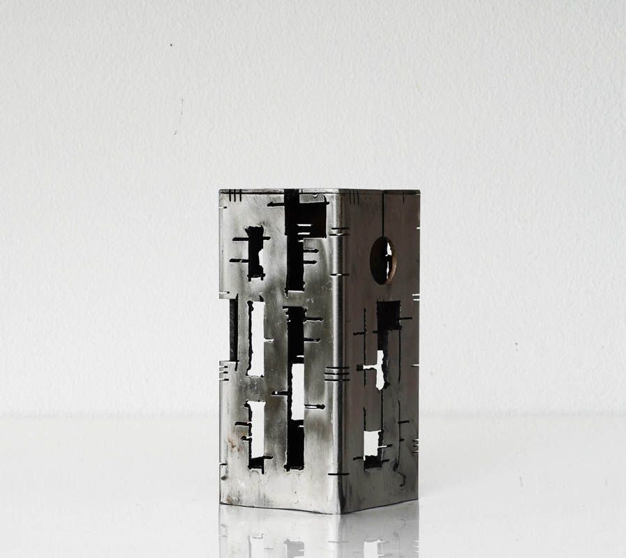 Sculpture de JEROME POUMES a pour titre Building 28 style graphique dim : JEROME POUMESprix:450