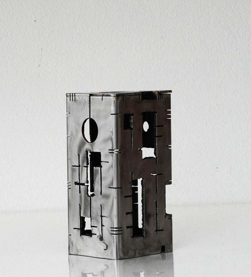 Sculpture de JEROME POUMES a pour titre Building 28 style graphique dim : JEROME POUMESprix:450