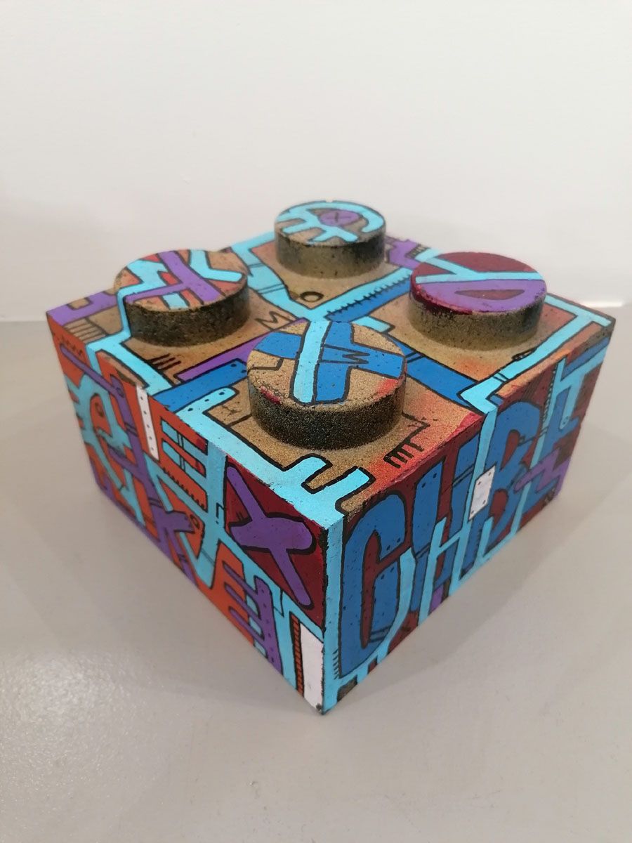 Sculpture de TAREK a pour titre CUBE LEGO 1 style graphique dim : TAREKprix:90