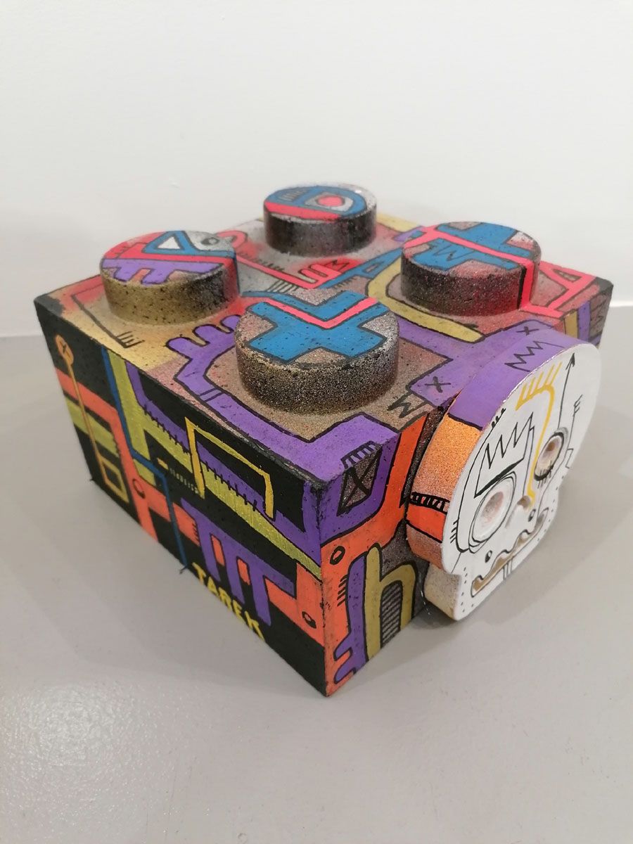 Sculpture de TAREK a pour titre CUBE LEGO 2 style graphique dim : TAREKprix:90