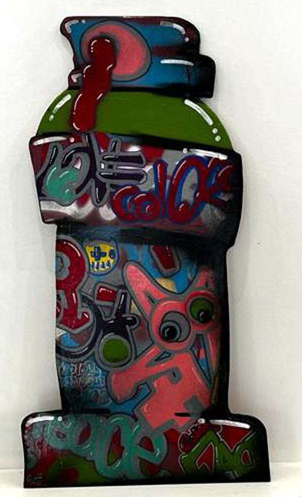 Sculpture de GUTI a pour titre WOODIES 1 style graffiti, street art dim : GUTIprix:500
