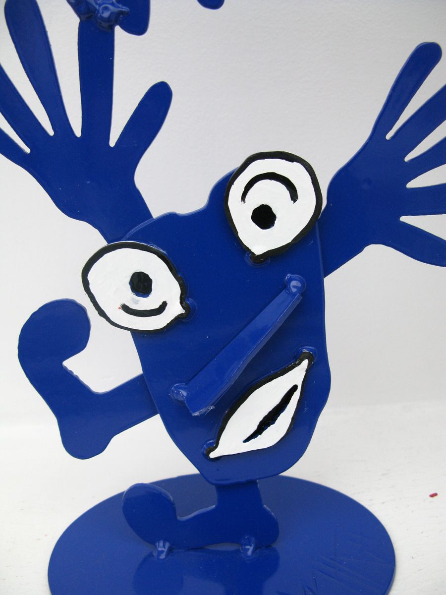 Sculpture de MICHADU a pour titre Michadette 5 bleue style graphique dim : MICHADUprix:300