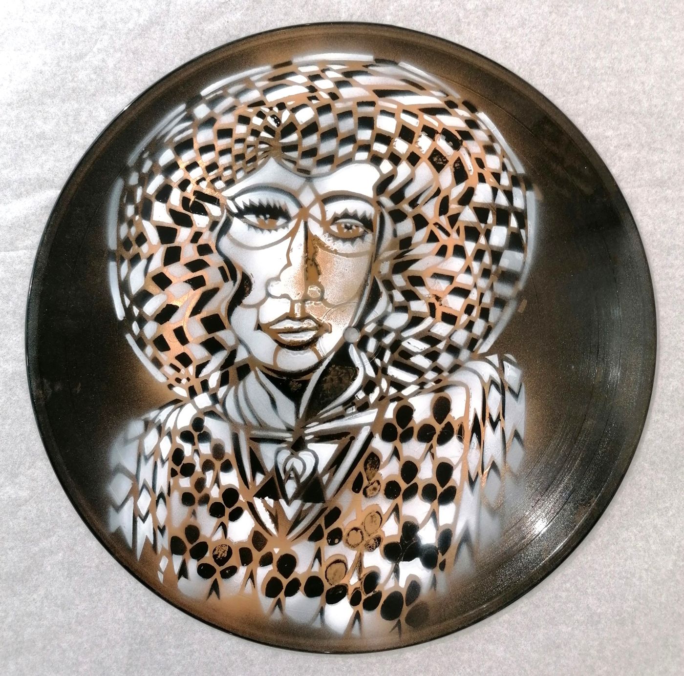 Sculpture de ARTISTE OUVRIER a pour titre AS DE TRÊFLE style figuratif dim : ARTISTE OUVRIERprix:200