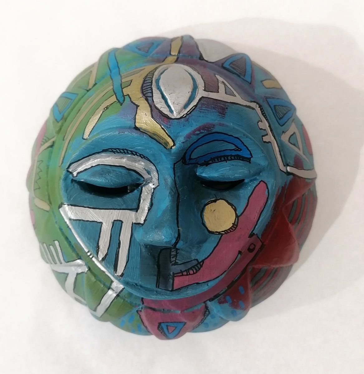 Sculpture de TAREK a pour titre Masque rond style graphique dim : TAREKprix:300