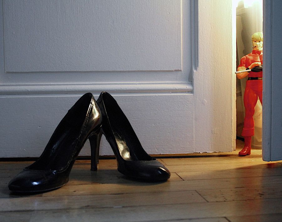 Photo de NATHALIE ROUX a pour titre COBRA ET CHAUSSURES style figuratif dim : NATHALIE ROUXprix:60