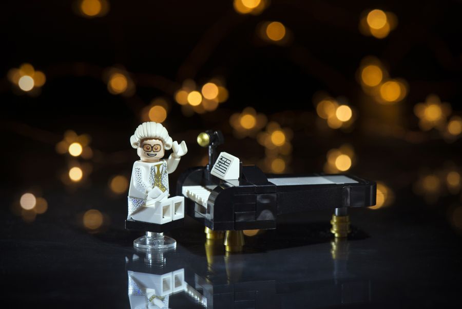 Photo de SAMSOFY a pour titre ELTON JOHN style graphique dim : SAMSOFYprix: