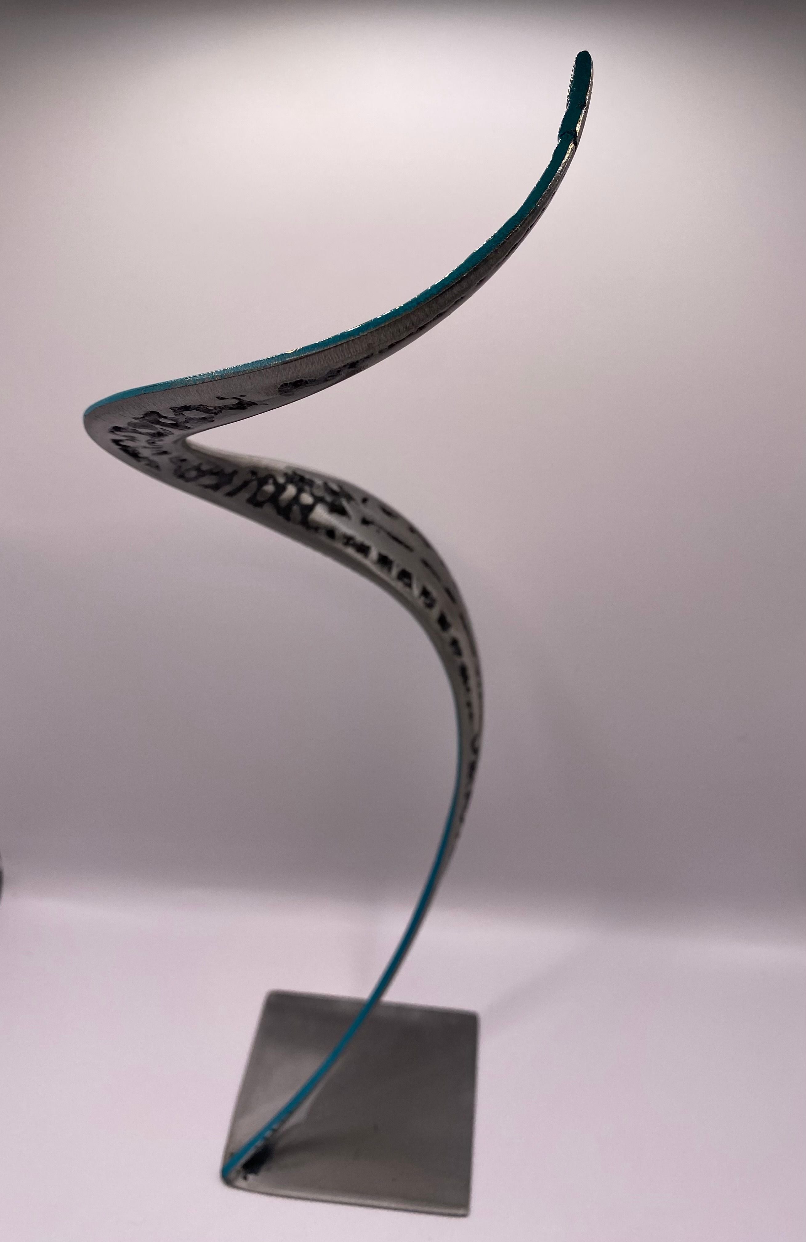 Sculpture de SERGE GUARNIERI a pour titre RIBBON BLUE style no dim : SERGE GUARNIERIprix:130