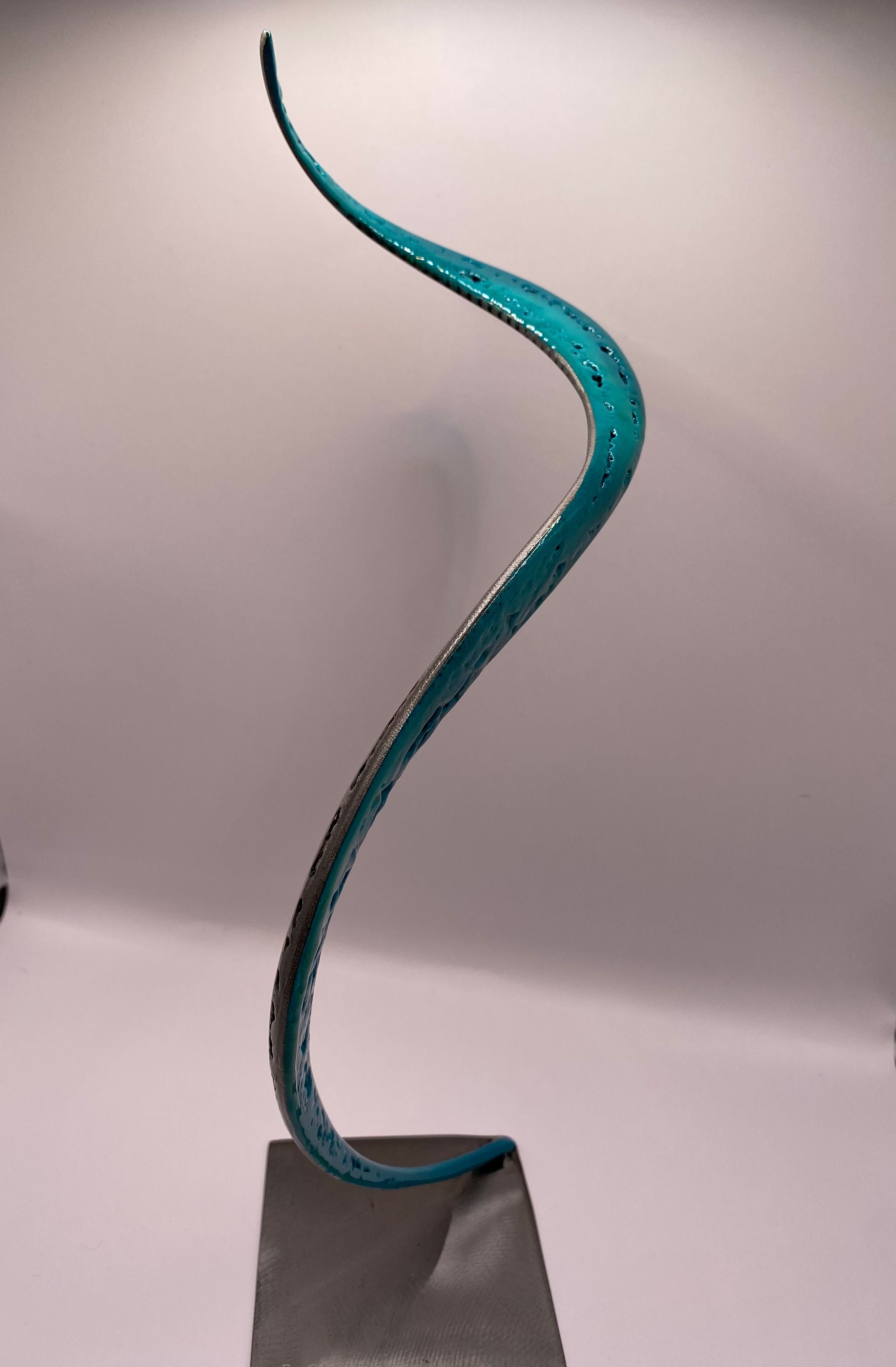 Sculpture de SERGE GUARNIERI a pour titre RIBBON BLUE style no dim : SERGE GUARNIERIprix:130