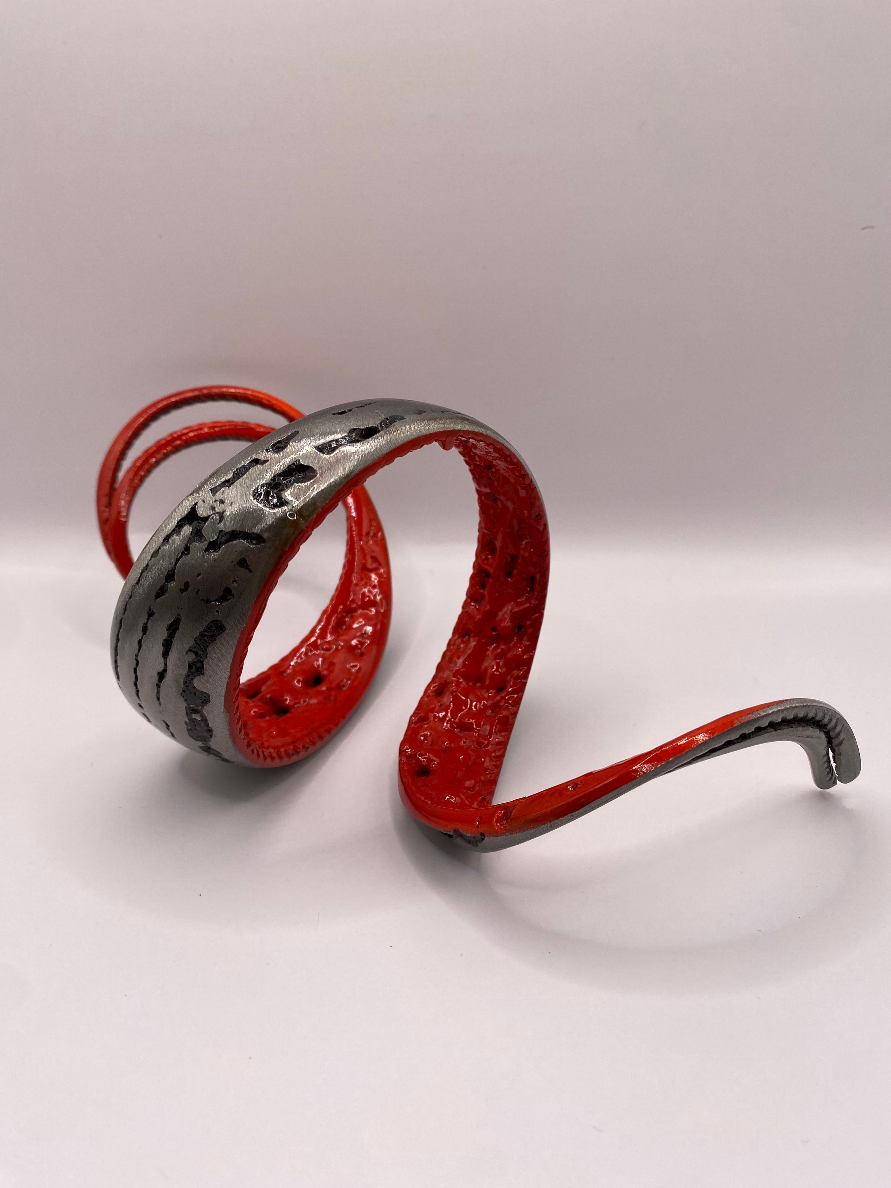 Sculpture de SERGE GUARNIERI a pour titre SPIRALE ROUGE style no dim : SERGE GUARNIERIprix:130