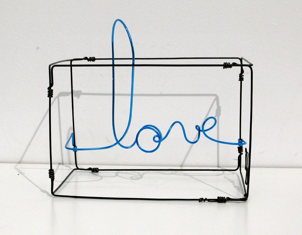 Sculpture de JPHI a pour titre Love bleu petit 1 style figuratif dim : JPHIprix:200