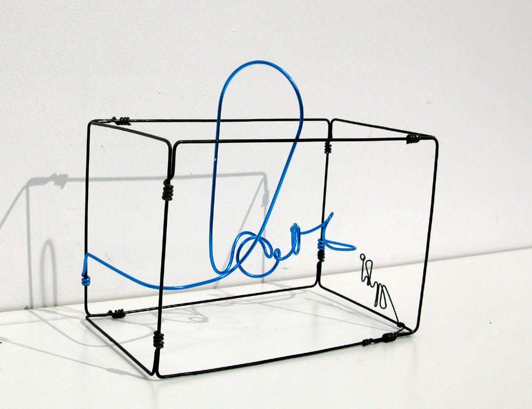 Sculpture de JPHI a pour titre Love bleu petit 1 style figuratif dim : JPHIprix:200