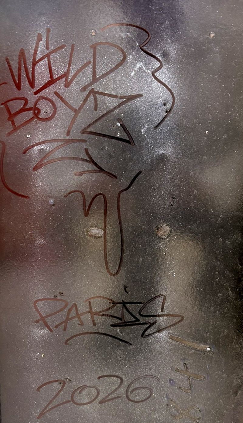 Tableau de KENY a pour titre PLAQUE RATP WILD BOYZ style graffiti, street art dim : KENYprix:400