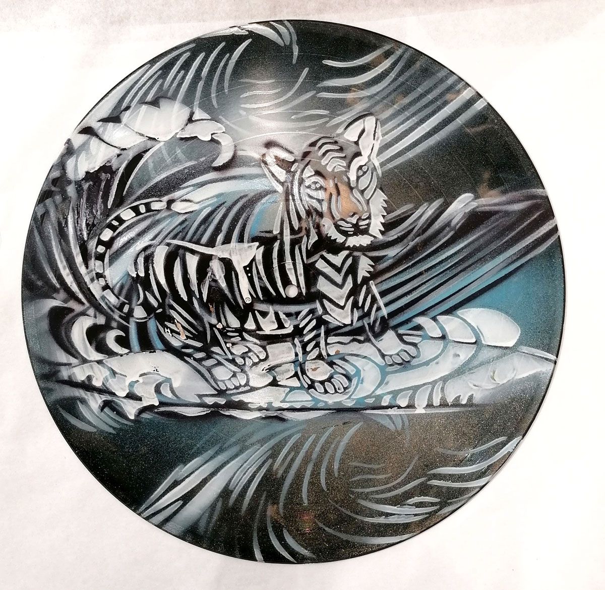 Sculpture de ARTISTE OUVRIER a pour titre SURFIN TIGER 2 style figuratif dim : ARTISTE OUVRIERprix:200