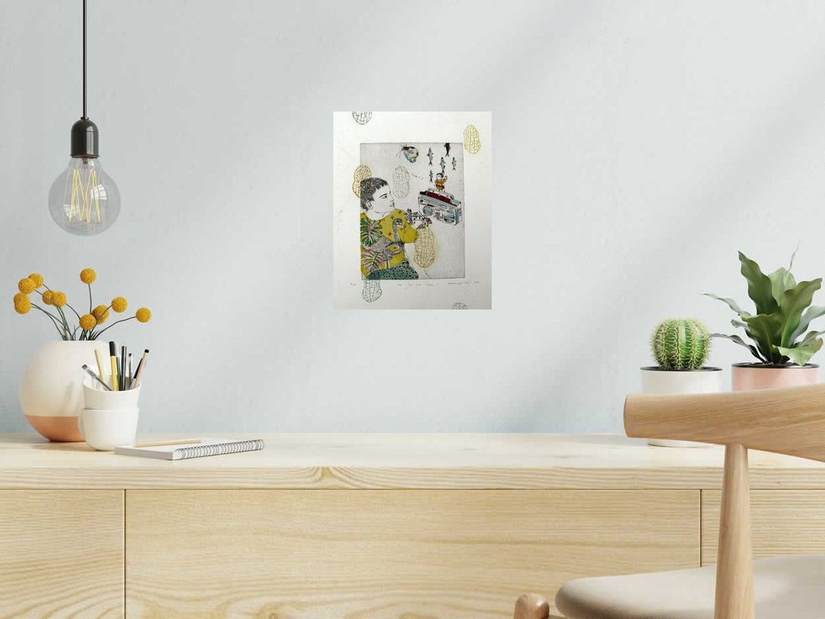 Dessin SO IS SHE HAPPY de ATSUKO ISHII dans un intérieur – 30 × 24 cm