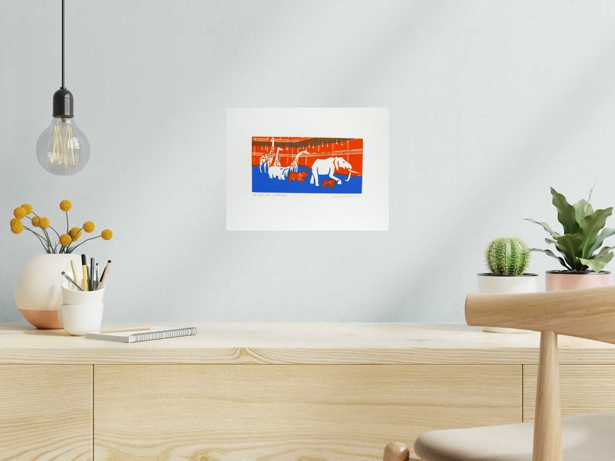 Dessin LA GRANDE GALERIE ORANGE ET BLEU de JULIA CHAUSSON dans un intérieur – 25 × 33 cm
