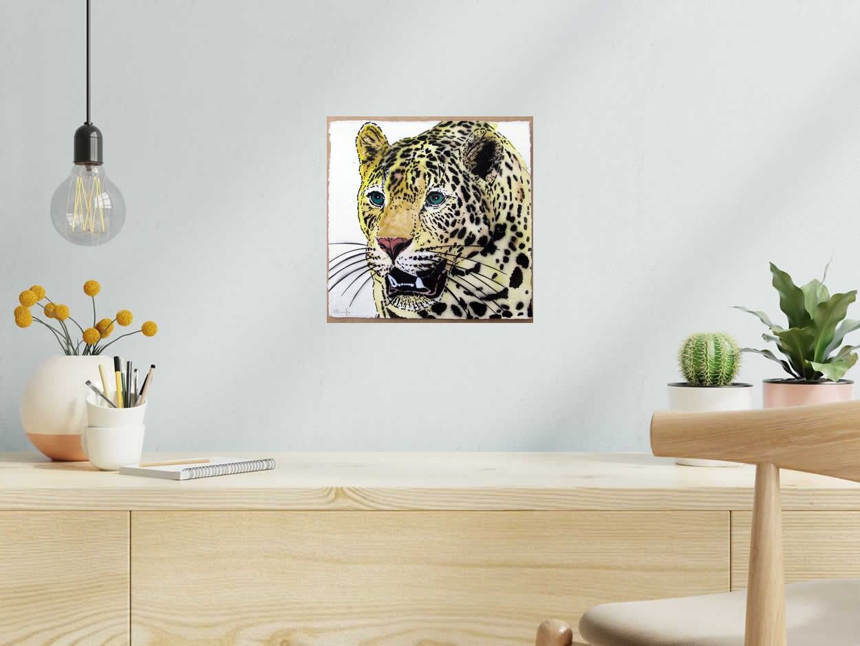 Dessin LEOPARD PROFIL de MOSKO dans un intérieur – 30 × 30 cm