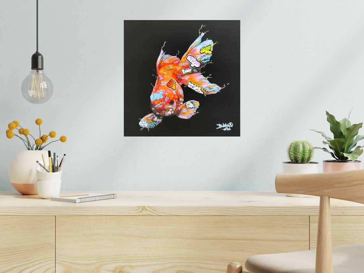 Digigraphie Poisson Rouge de BLACH dans un intérieur – 40 × 40 cm