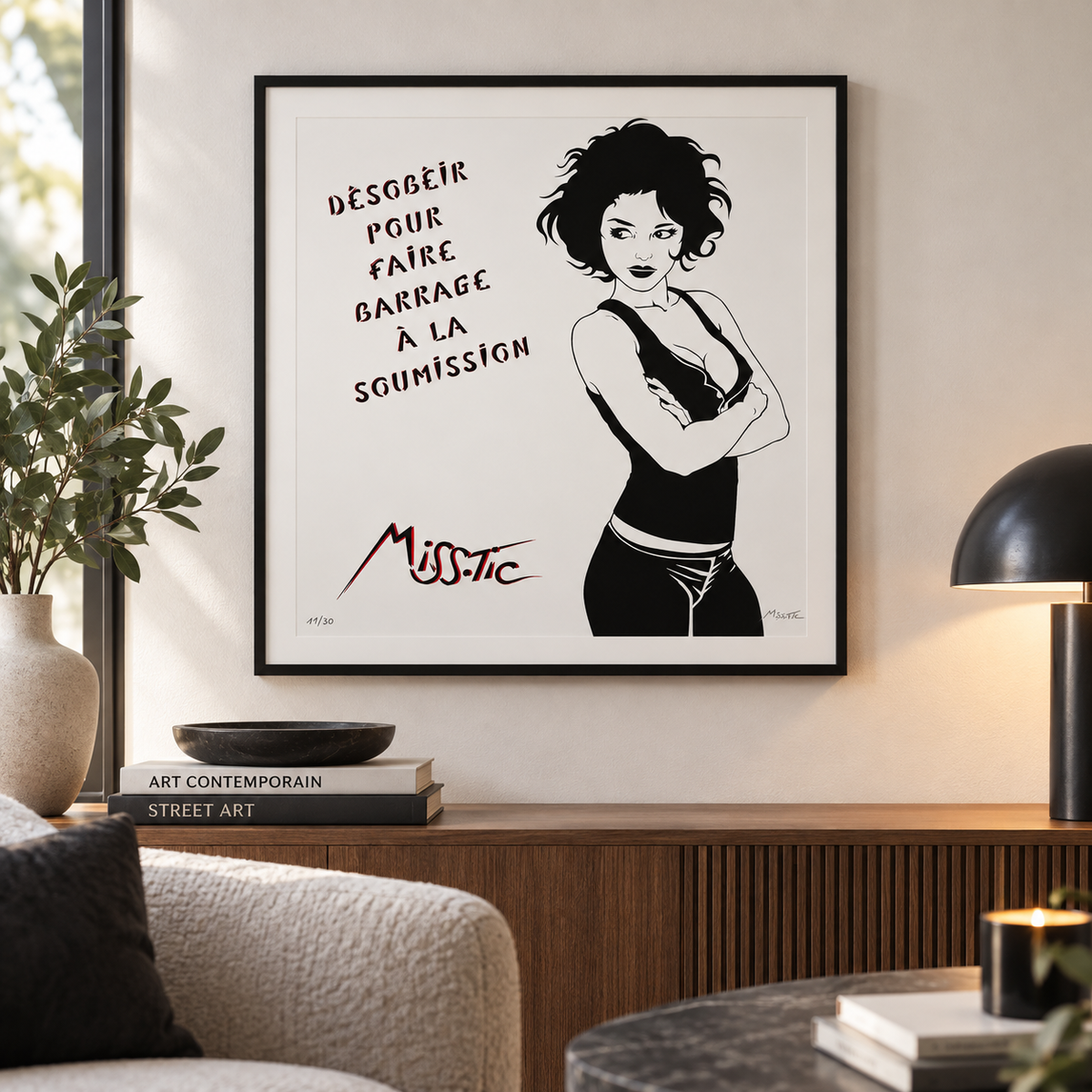 Edition d art DESOBEIR POUR FAIRE BARRAGE A LA SOUMISSION de MISS TIC dans un intérieur – 50 × 50 cm