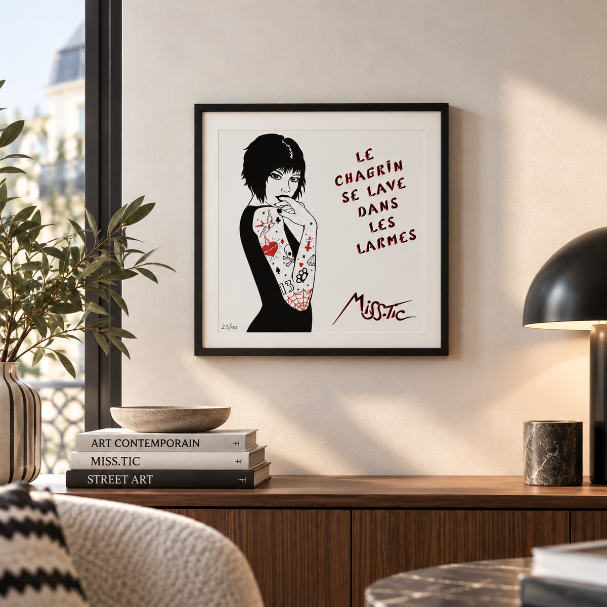 Edition d art LE CHAGRIN SE LAVE DANS LES LARMES (épreuve d'artiste) de MISS TIC dans un intérieur – 30 × 30 cm