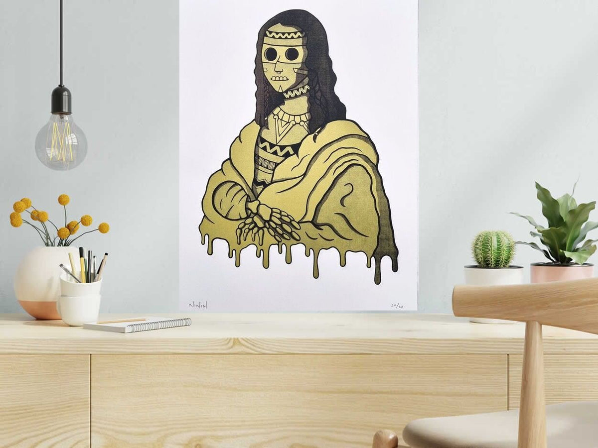 Estampe JOCONDA GOLD de NININ dans un intérieur – 50 × 65 cm