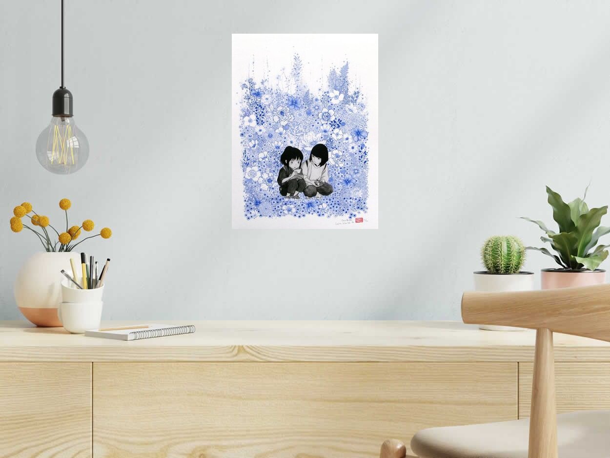 Estampe FLOWER CHIHIRO bleu de CAMILLE POLI dans un intérieur – 30 × 40 cm