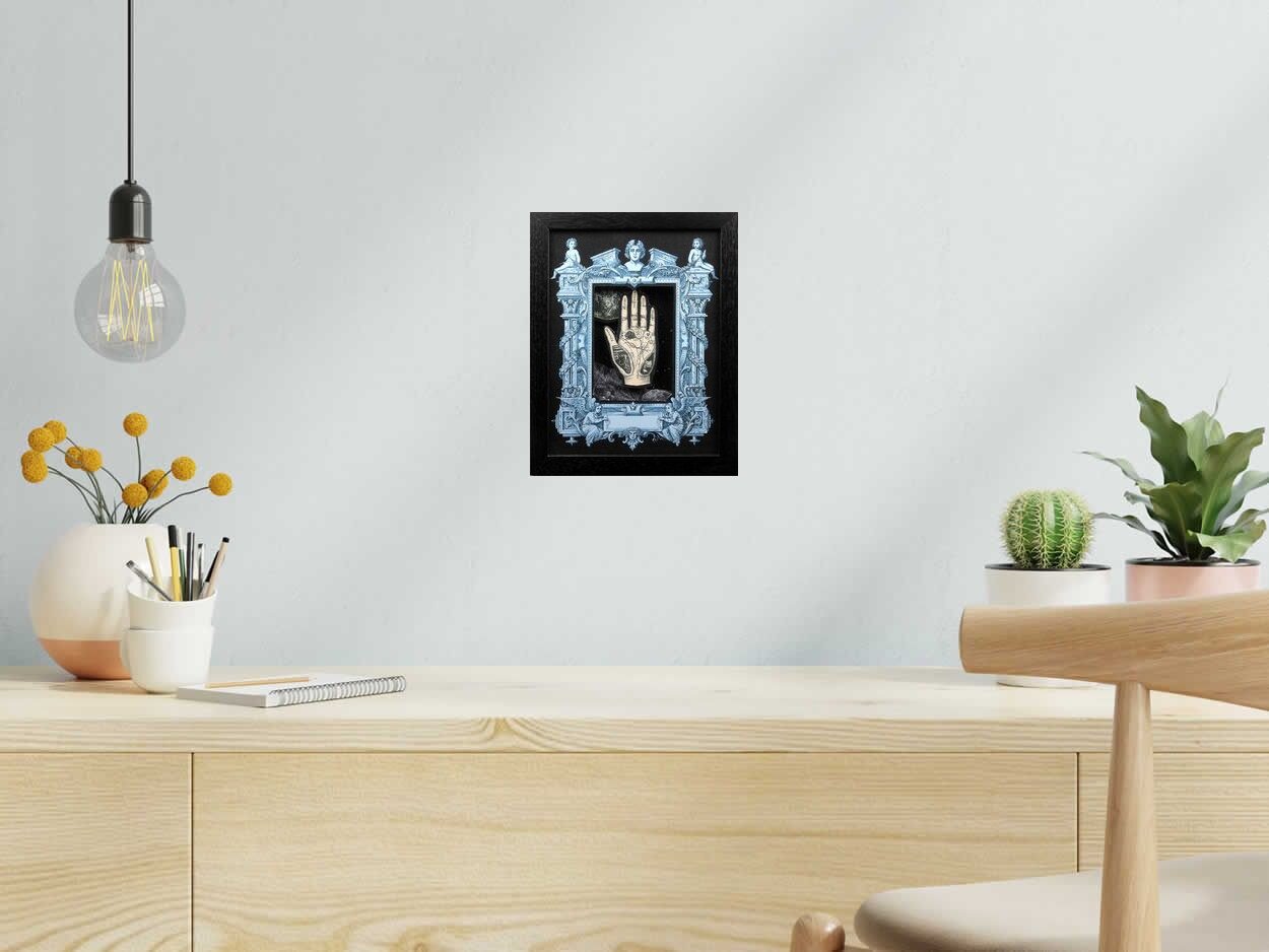 Estampe Hand of fate de Gavin Jay dans un intérieur – 20 × 26 cm