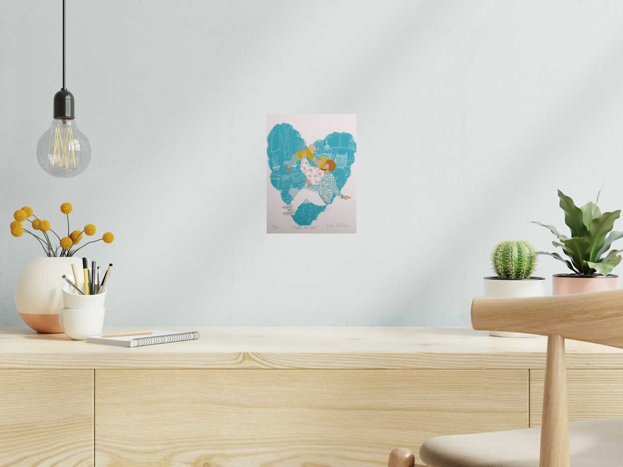 Estampe NOTRE PETIT BÉBÉ de JULIE ZEITLINE dans un intérieur – 18 × 24 cm