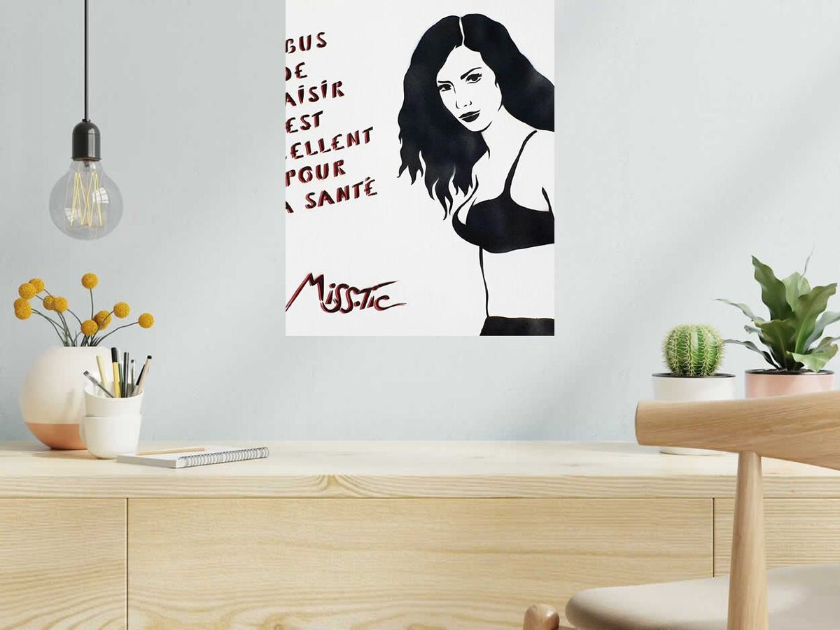 Estampe L'ABUS DE PLAISIR EST EXCELLENT POUR LA SANTÉ (aérosol) de MISS TIC dans un intérieur – 40 × 50 cm