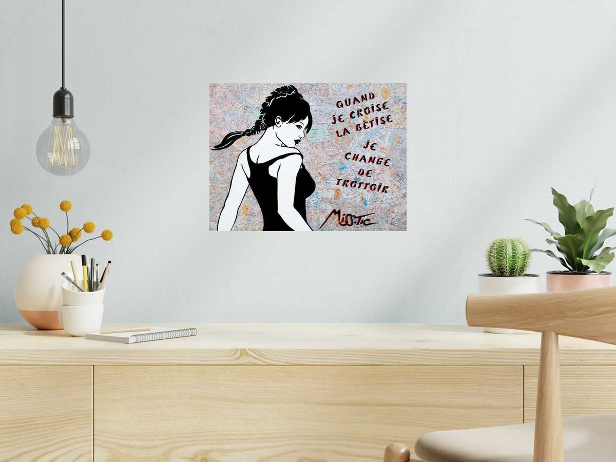 Estampe QUAND JE CROISE LA BETISE de MISS TIC dans un intérieur – 40 × 30 cm