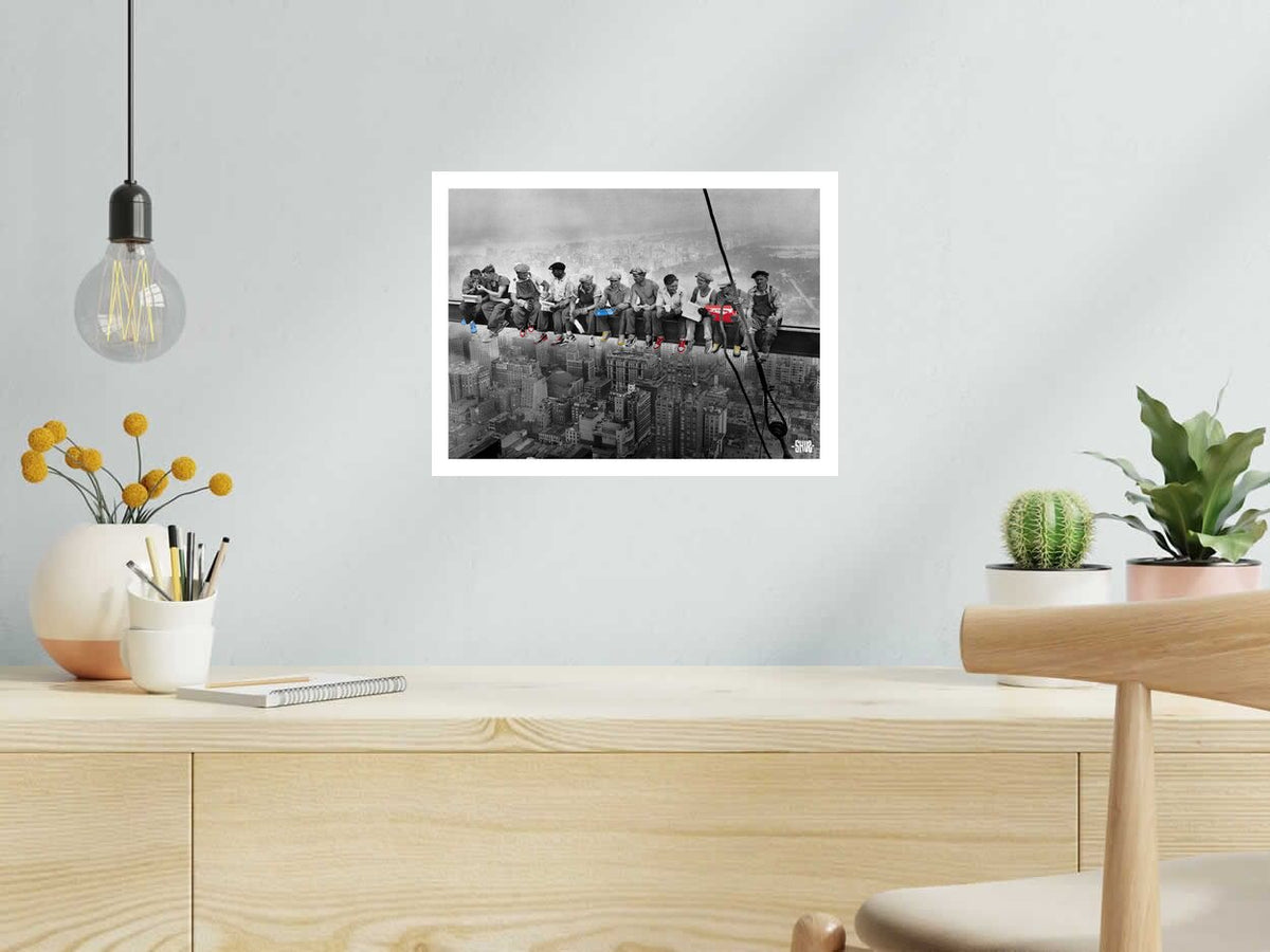 Estampe Sneakers de Chantier de SHUZ dans un intérieur – 30 × 40 cm