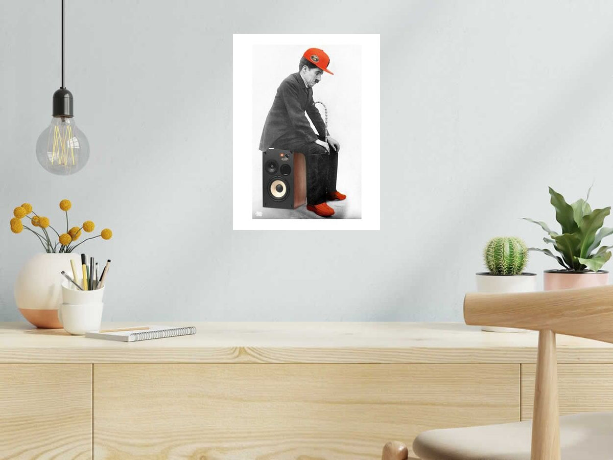 Estampe Sneaky Chaplin de SHUZ dans un intérieur – 30 × 40 cm