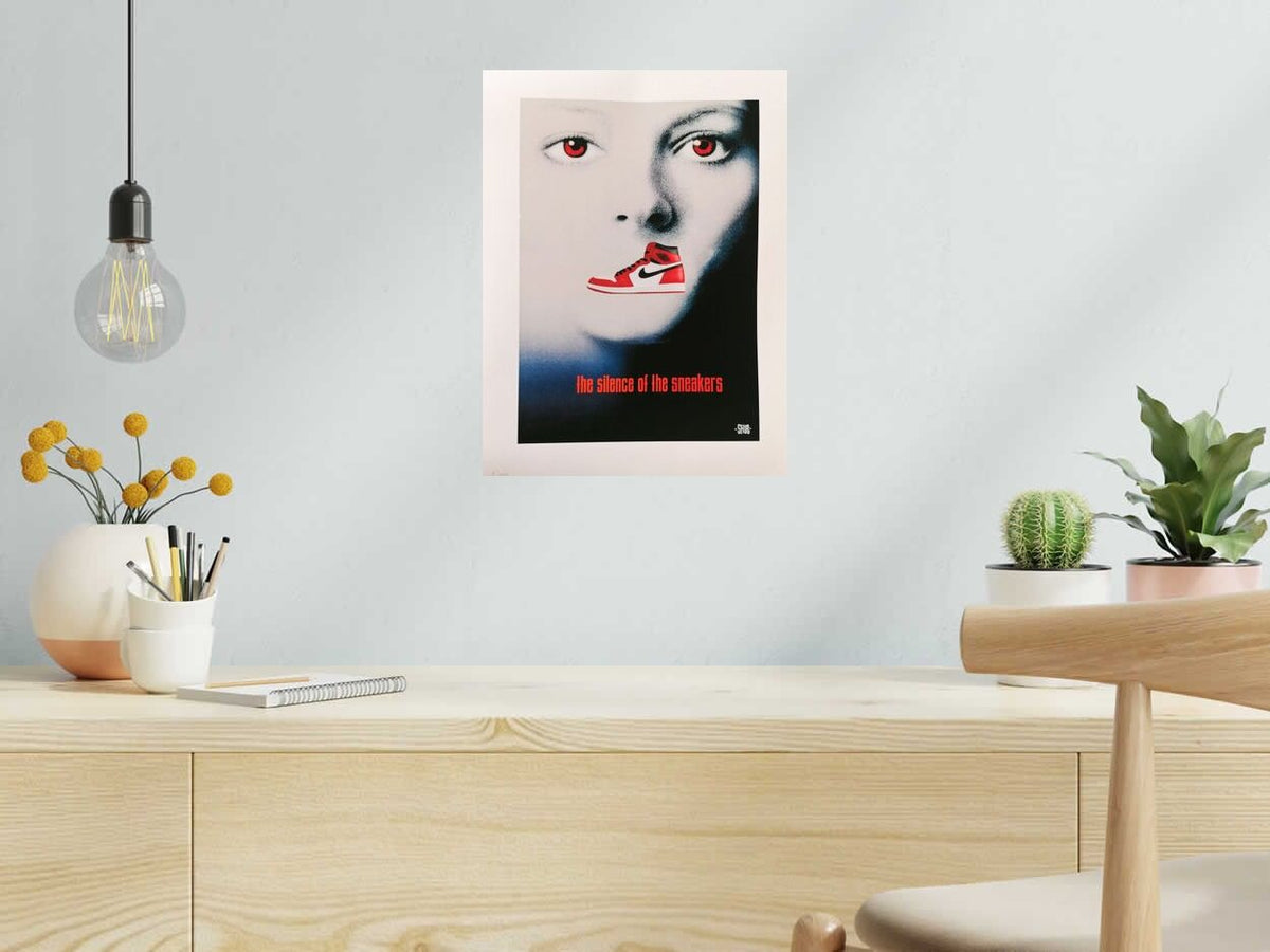 Estampe THE SILENCE OF THE SNEAKERS de SHUZ dans un intérieur – 30 × 40 cm