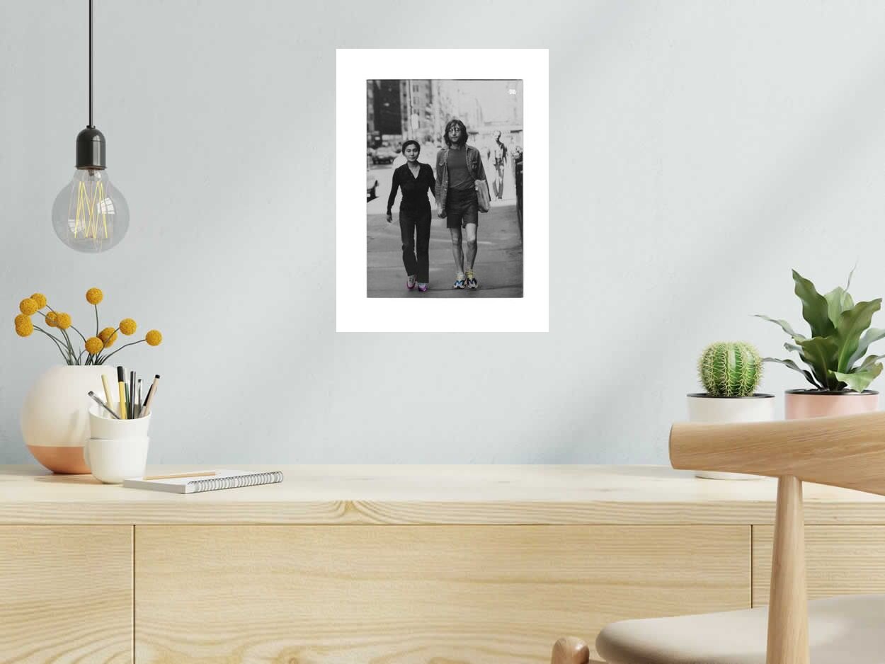Estampe Yoko et John de SHUZ dans un intérieur – 30 × 40 cm