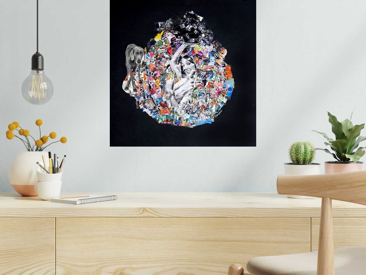 Estampe Eyes toys de FLOREPEA dans un intérieur – 50 × 50 cm