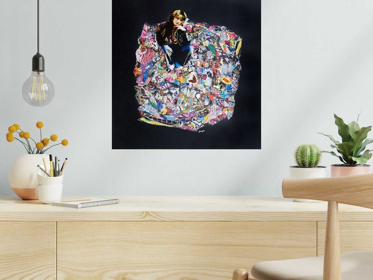 Estampe Lola les pieds dans le plat de FLOREPEA dans un intérieur – 50 × 50 cm