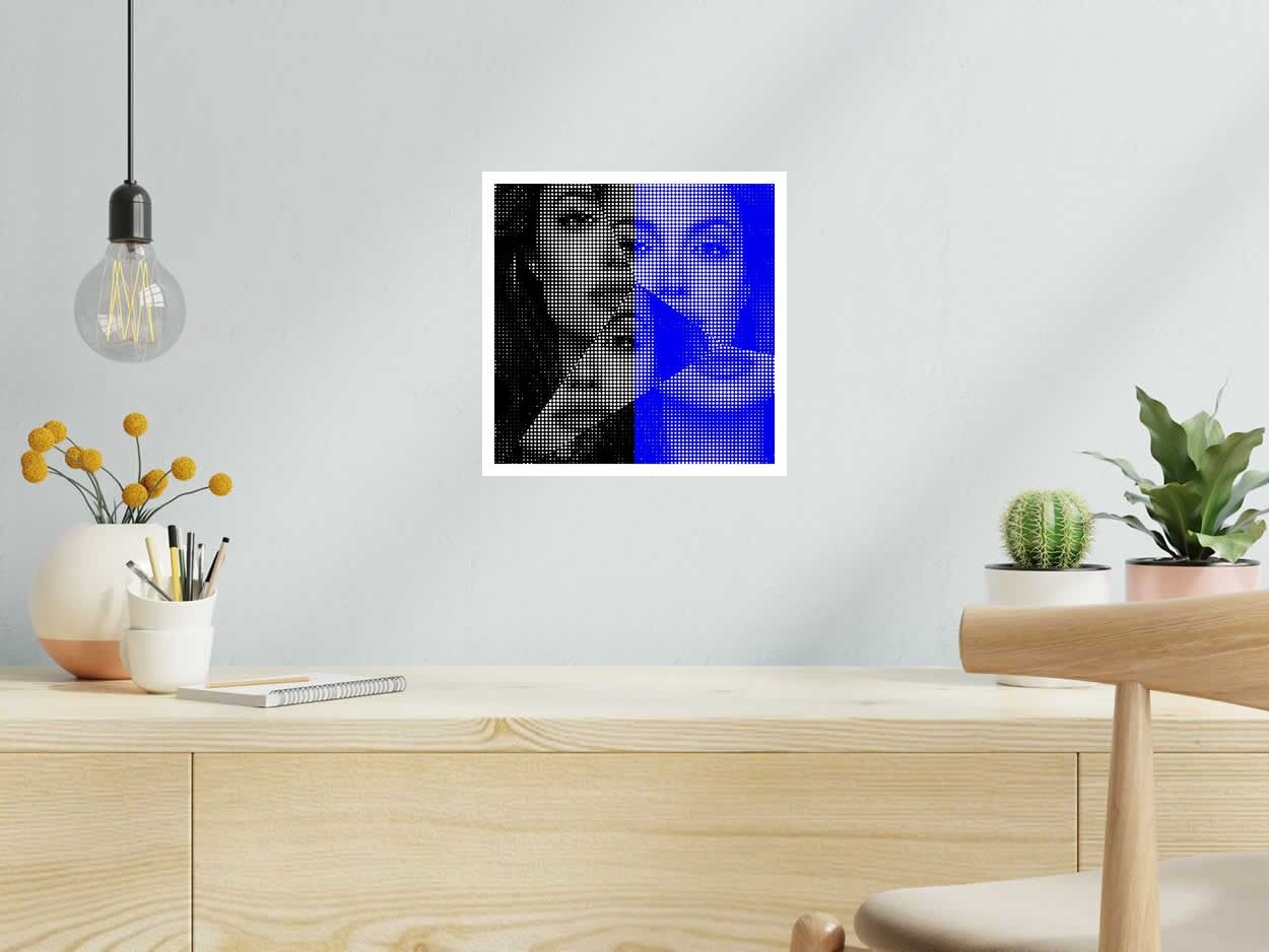 Estampe Angelina blue and black de WAWAPOD dans un intérieur – 30 × 30 cm