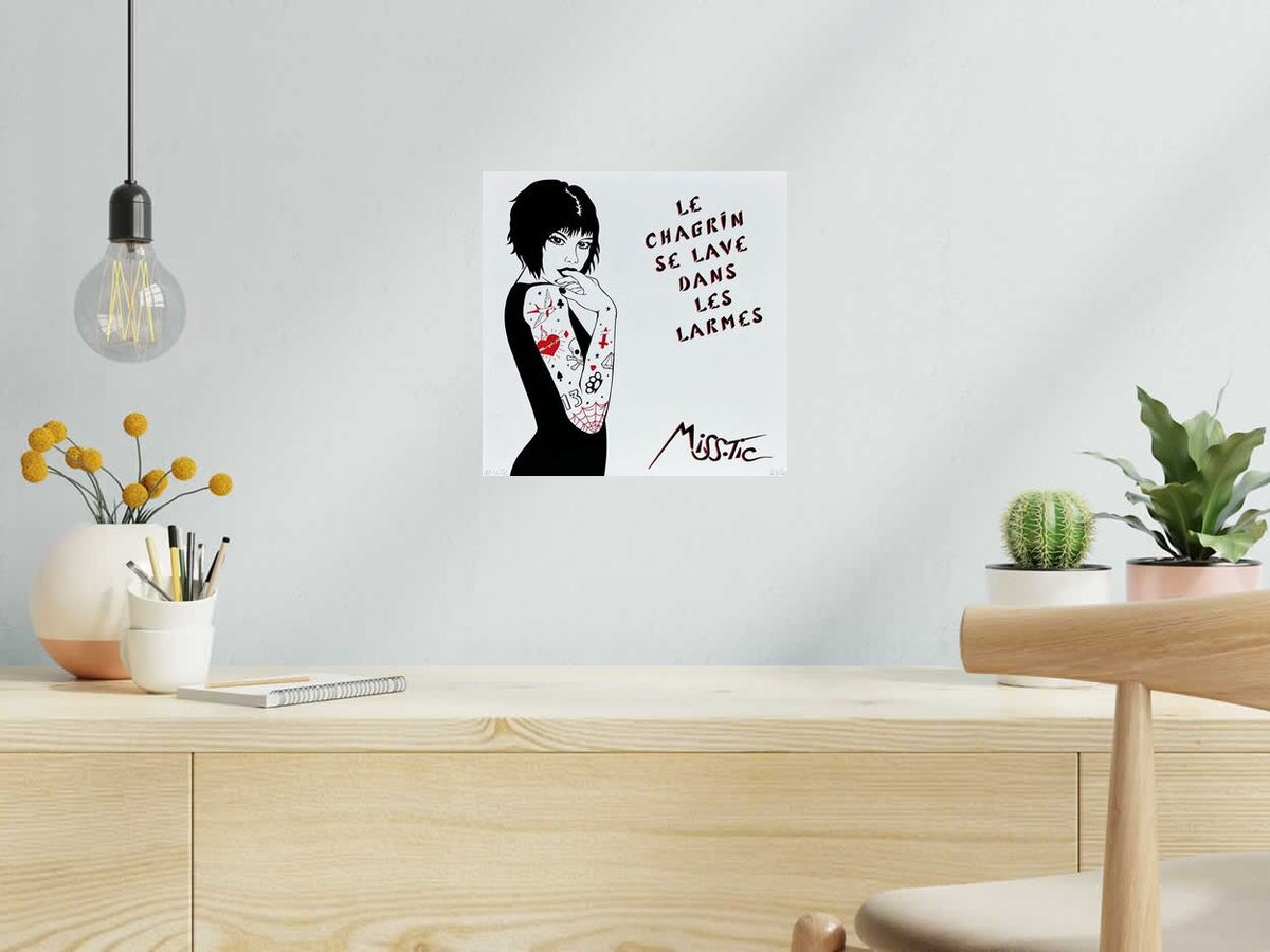Estampe LE CHAGRIN SE LAVE DANS LE LARMES E/A10 de MISS TIC dans un intérieur – 30 × 30 cm