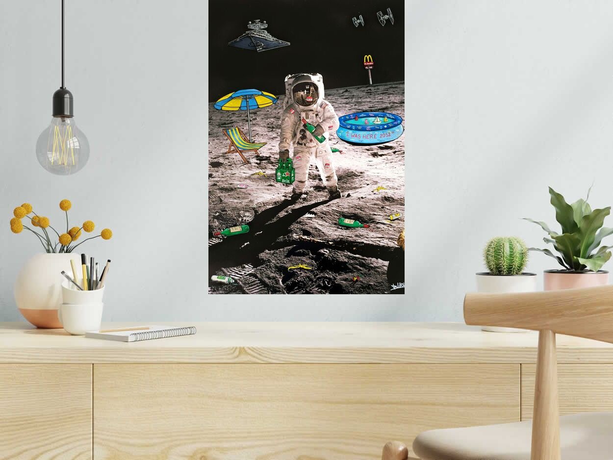 Estampe Moon Colonization de BLACH dans un intérieur – 40 × 6 cm