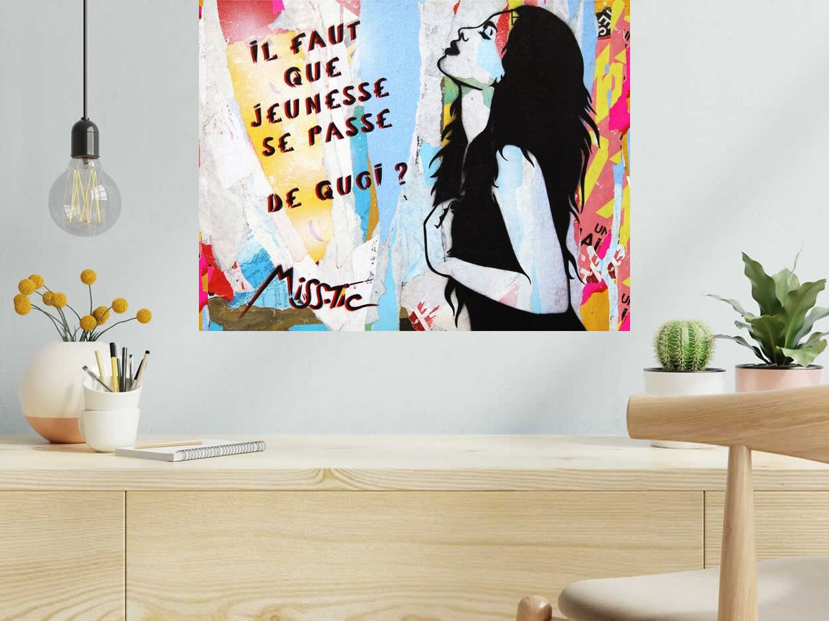 Estampe Il faut que jeunesse se passe de MISS TIC dans un intérieur – 65 × 50 cm