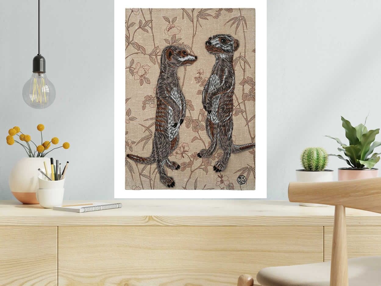 Estampe SURICATES de MOSKO dans un intérieur – 50 × 65 cm