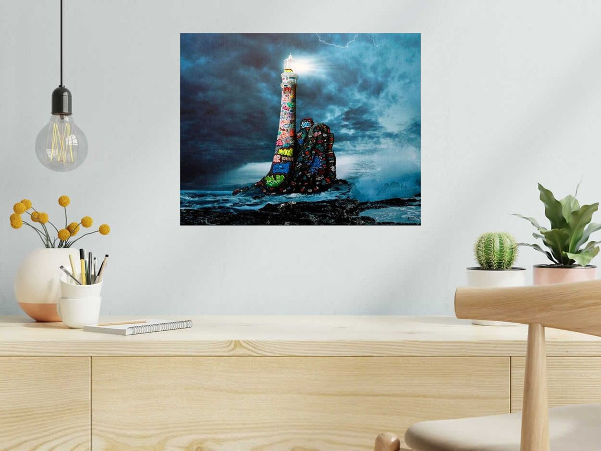 Estampe Le phare sous la tempête de BLACH dans un intérieur – 50 × 50 cm