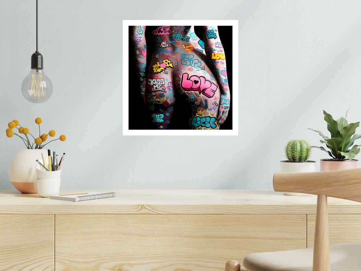 Estampe VIC Kiss my Ass de BLACH dans un intérieur – 40 × 40 cm