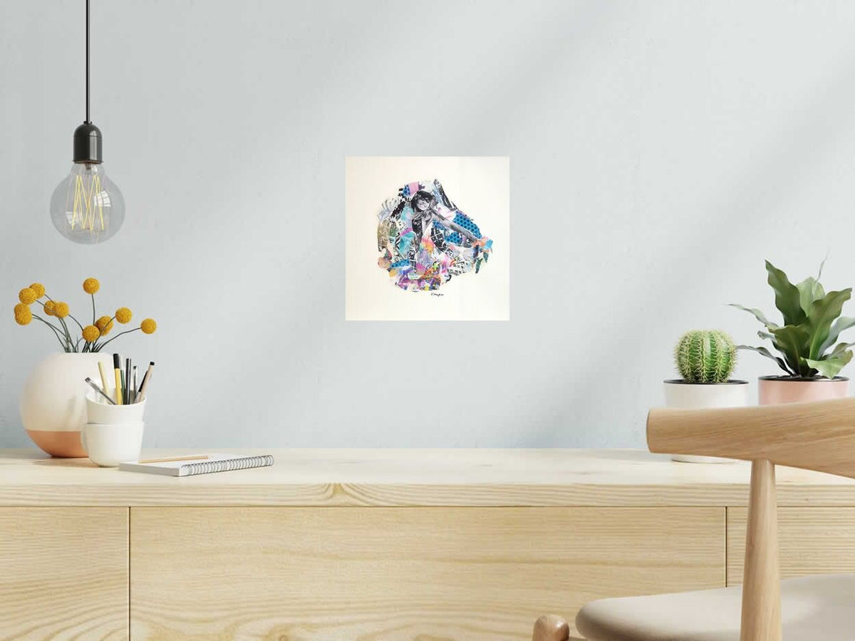 Estampe Tina de FLOREPEA dans un intérieur – 24 × 24 cm