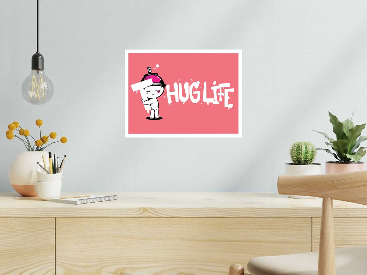 Estampe HUG LIFE PINK de JUAN SPRAY dans un intérieur – 30 × 40 cm