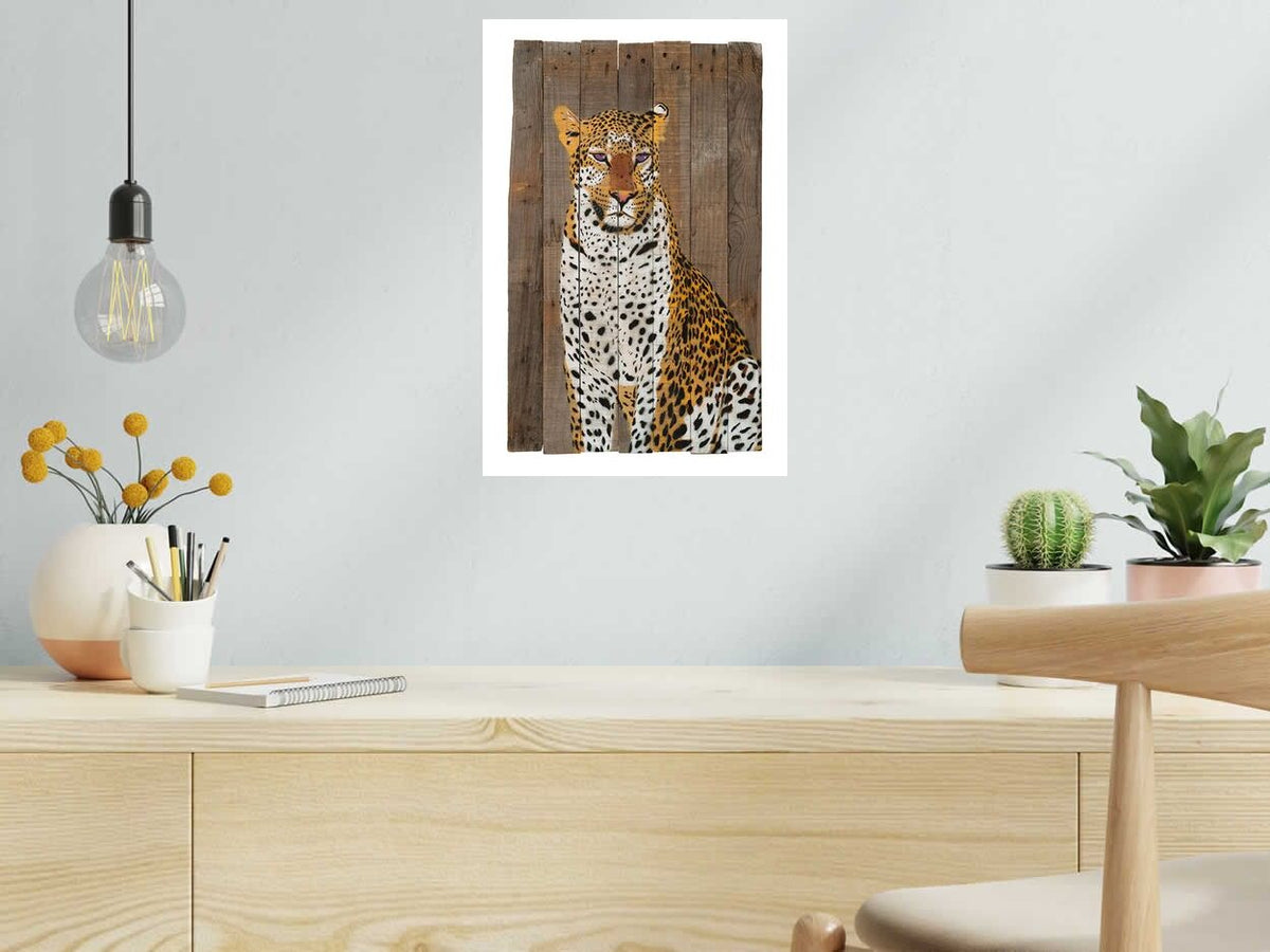 Estampe LEOPARD ASSIS de MOSKO dans un intérieur – 30 × 45 cm