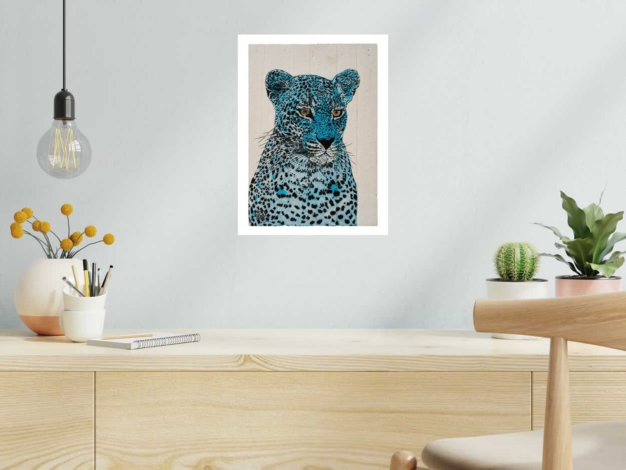 Estampe PANTHERE BLEU de MOSKO dans un intérieur – 30 × 40 cm