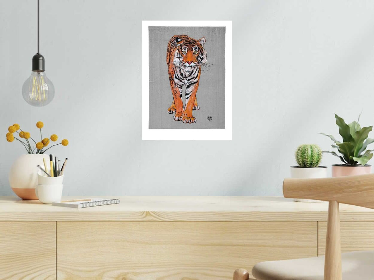 Estampe TIGRE DE FACE de MOSKO dans un intérieur – 30 × 40 cm