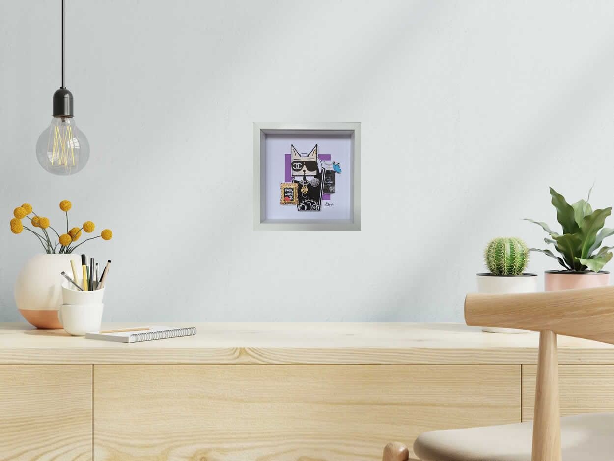 Estampe Cat Lagerfeld II de Stephanie Godann dans un intérieur – 22 × 22 cm