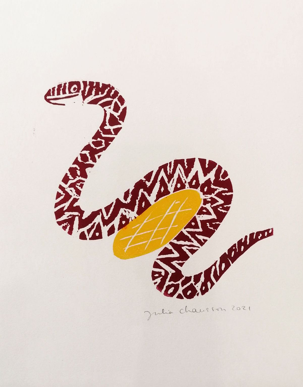 Gravure figuratif petit format bordeaux et jaune LE SERPENT ET LA GALETTE – JULIA CHAUSSON – 25 × 33 cm